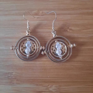 Tidsvändar örhängen, vändbara - Tidsvändar örhängen med vändbar mitt. Vet inte vad jag ska ta för de, har två par. Man kan köpa båda eller bara ett. Skriv i komentar eller i dm. ENDAST ETT PAR KVAR NU.