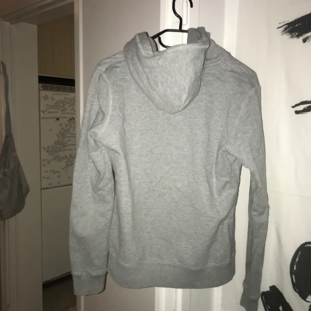 Supersnygg niketröja i grå färg! Är lite för liten för mig tyvärr :( Frakt tillkommer på 68kr . Hoodies.