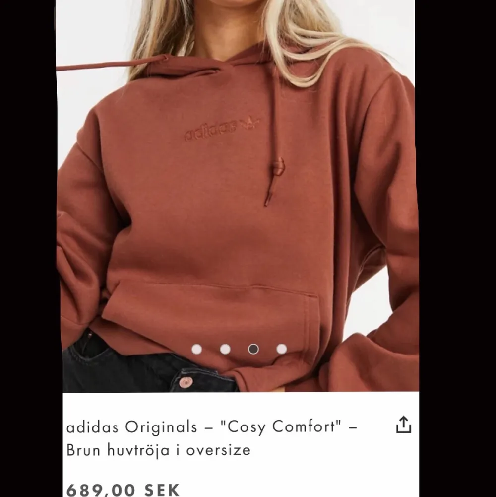 Väldigt populär brun Adidas hoodie. Säljer pga fel storlek, endast testad. Helt ny med etikett kvar. Storlek UK 6/XS men oversized. Nypris 689kr, mitt pris 270kr. Kunden står för frakt, dm vid intresse. Pris kan diskuteras💗✨. Hoodies.