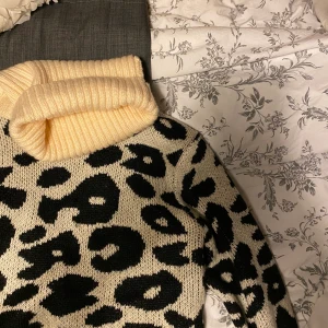 Tröja  - Shk paris tröja, använt en gång, lite kortare modell