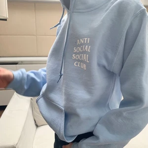 Anti social social club - INTRESSEKOLL på min ljublå Anti Social Social Club-hoodie. Storlek M, passar även s och xs för den som gillar oversize. Köptes för 3 år sedan, använd men fint skick! Säljer vid bra bud. Buda i kommentarsfältet 