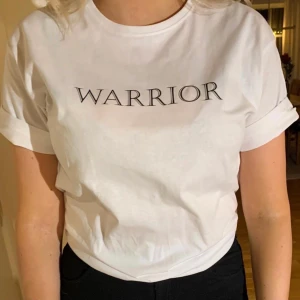 Vit tshirt warrior - Vit tshirt med trycket warrior. Storlek xs-xl. Frakt tillkommer!💖