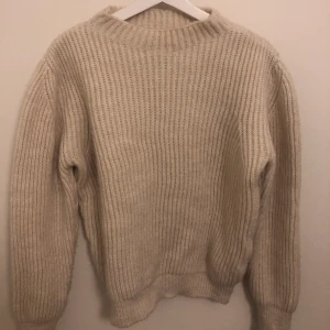 Vit stickad tröja, Na-Kd, S - Fin vit stickad tröja från Na-Kd, aldrig använd. Den är i storlek S men den är lite större i modellen. Säljer den för att den inte passar mig. 