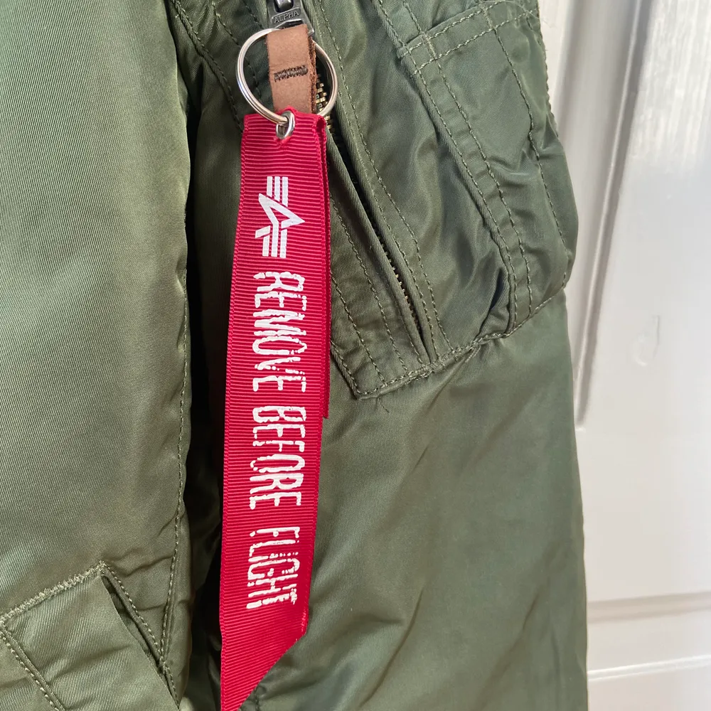 Fin alpha industries bomberjacka i fint begagnat skick, superfin! Frakt tillkommer i priset! Nypris 2195 kr, skriv privat vid intresse eller för fler bilder!🤍✨. Jackor.