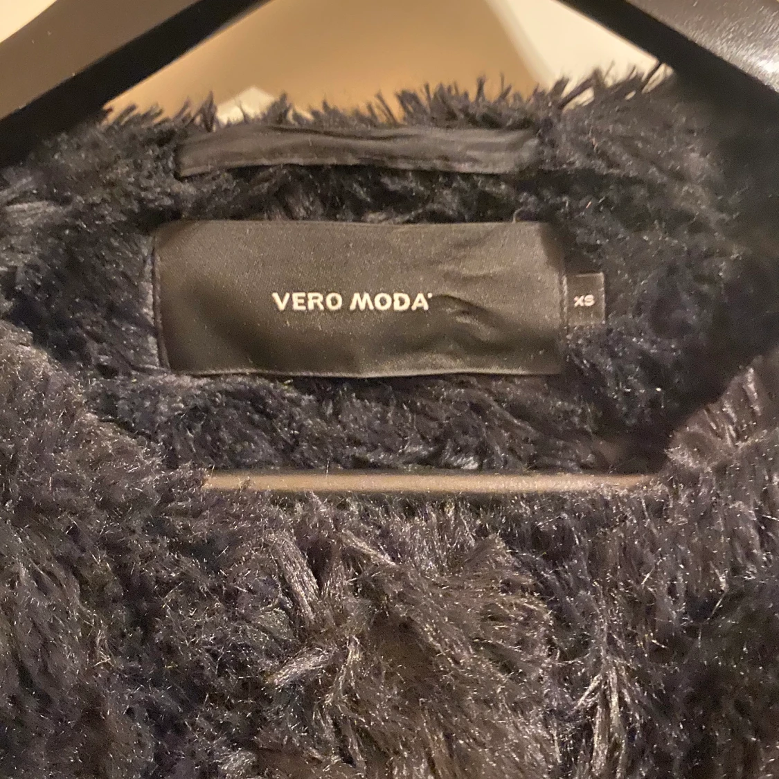 Svart flufgig jacka från vero moda i storlek xs-S  - 90