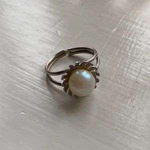 Silverring med stor pärla - Silverring med stor pärla (inte äkta skulle jag tro) köpt på vintagebutik. Justerbar så passa alla händer
