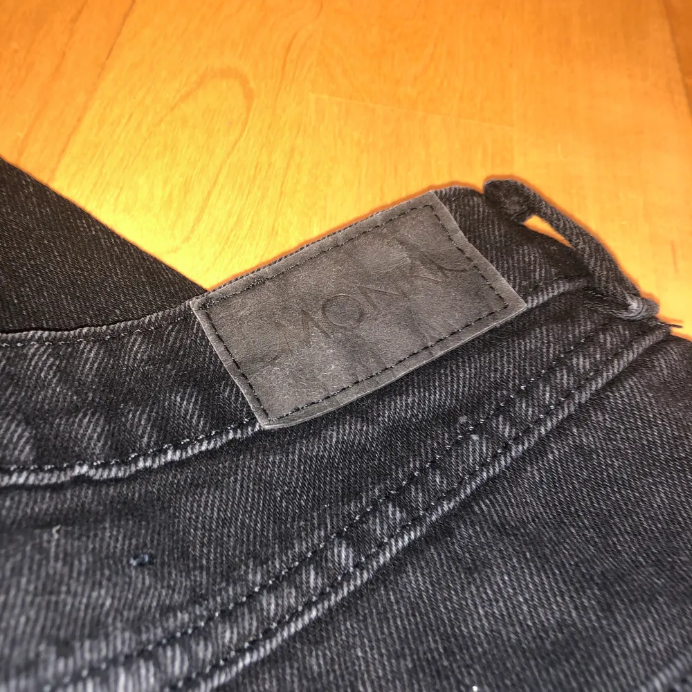Svarta högmidjade straight leg jeans från Monki. Storlek 26. Fint skick. . Jeans & Byxor.