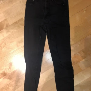 Jeans - Svarta skinnyjeans från crocker. Storlek W27 L32(uppsydda till ca 30). Fint skick. Köparen står för frakt!