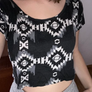 Snygg croptop - Snygg croptop köpt på second hand! Riktigt skönt och mysigt material. Jag står för frakten!😊 OBS köp 3 plagg (50kr) och betala 100kr PLUS jag står för frakten❤️😍😊