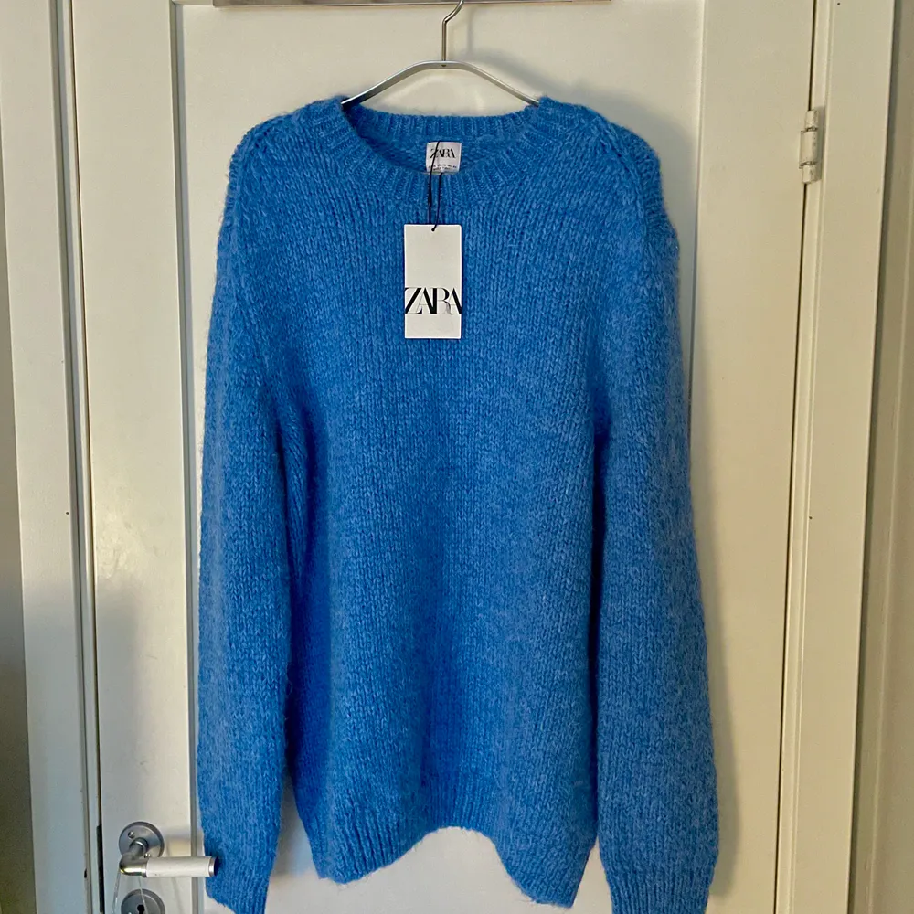 Super snygg blåa stickad tröja ifrån ZARA 💙 ny med lappar aldrig använd, nypris 399kr! *Stl: XL men passar som ett L!. Stickat.