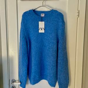 Super snygg blåa stickad tröja ifrån ZARA 💙 ny med lappar aldrig använd, nypris 399kr! *Stl: XL men passar som ett L!