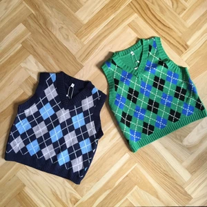 Y2K stickad väst - Säljer dessa västar ✨ BLÅ, GRÖN samt BRUN. Nya och oanvända, har endast tagit ur förpackningen för att fota dem. Det är one size fits all, passar XS-L 💌 FRI FRAKT vid köp av 2 eller fler 💙 200kr för en väst. VÄSTARNA FINNS KVAR SÅ LÄNGE ANNONSEN ÄR KVAR 🥰 Kolla min profil, säljer även andra västar.