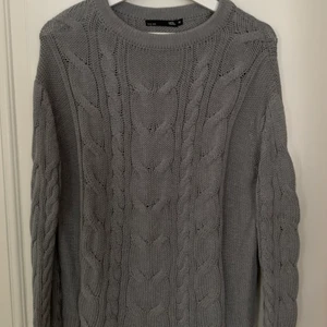 Stickad Tröja - Grå stickad tröja, ganska använd men i gott skick. väldigt varm o skön. sticks ej. frakt ingår ej i priset. Pris kan diskuteras!