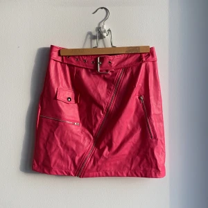 Rosa kjol, str 38 - Kjol från Prettylittlething. Stretchig i mattrialet. Använd en gång. Nyskick 💕