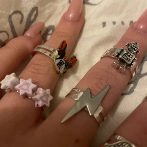 Ringar  - Säljer massor olika hemgjorda ringar, dem typerna jag har är dem på bilderna men det går även att få en annan om ni vill ändra på nått