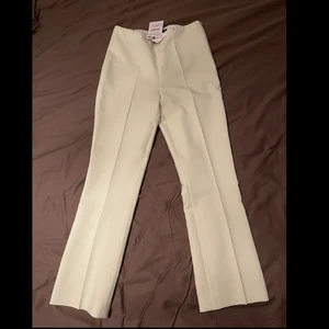 Byxa från Zara - Helt nya byxor från Zara, aldrig använd och prislapp finns kvar. Tyvärr hann jag inte lämna tillbaka byxan innan ångerfristen löpte ut, hade nämligen glömt kvar kartongen under sängen. Köpt för 359kr men jag säljer den för halva priset. storlek M. Har även en matchande kavaj som kan köpas med. Hör av dig om du har några frågor!✨Köpare står för frakt! #zara #elegant 