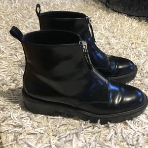 Stövlar med dragkedja, Zara - Endast använd 1 gång. Helt fel storlek för mig!! Storlek 37 på dessa boots från Zara. Hör av dig om du vill ha fler bilder eller undrar över något annat! Bud på dessa med start 200kr. Kan diskutera frakt men kan komma att bli en del eftersom skorna är tunga. 