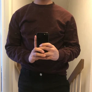 En till tröja  - Samma fina vinröda färg som hoodien i profilen. Alla H&M sweatshirts blir direkt en look med en kavaj över:-) 