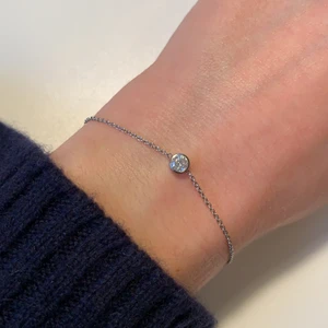 Armband  - Fint tunt armband från ett UF företag, aldrig använt så felfritt skick! Presentasken följer med vid köp ✨ Kolla gärna in mina andra annonser! 