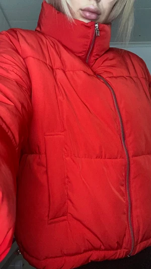 röd puffer jacka - knappt använd