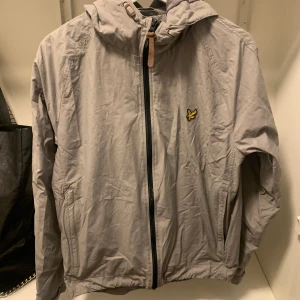 Lyle & scott jacka Storlek Medium - Fin vårjacka från Lyle & scott. Väldigt sparsam använd. Jackan är i storlek medium! Budgivning från 150kr. 