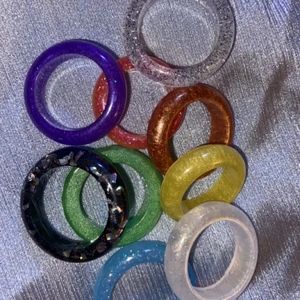 Ringar - Jättefina ringar gjorda av mig! Jag kan göra alla olika färger och glitter, och man får välja storlek😝😝 