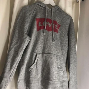 Levis hoddie - Hoodie från Levi’s i stolen xs, lite större i stoleken så passar även S. Säljes då den aldrig kommer till användning och nästan aldrig gjorts.