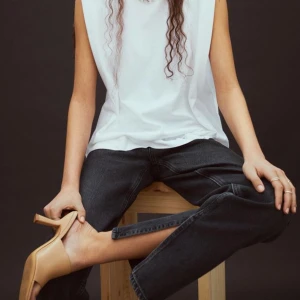 Washed out jeans med slits 🥳🤍🤍 - Intressekoll på dom här extremt snygga och populära jeansen från HM, väldigt coola då färgen inte är helt svart utan lite washed out grå!  🤍 Köptes för 400kr, säljer för 270 kr då dom är liiite för små för mig 💘 endast använda en gång! 🕺🏽🕺🏽 