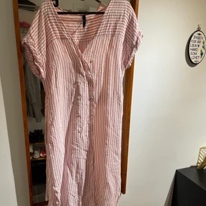Röd/vit randig lätt klänning från Zara - I gott skick. Dubbelknäppning. Perfekt en varm sommardag.
