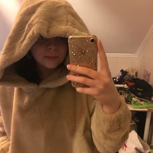 Mjuk huvtröja - Strl. S, använd väldigt få gånger och ge inga tecken på användning. Säljs pga den inte används och är lite för liten för mig. Jättemysig och skön när det är kallt ute. Köpt från Zara. Frakt ingår inte. Dm för fler bilder och info! 