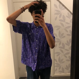 Second Hand Shirt - Skjorta som jag köpte på Bryggeriets skate-loppis i Malmö. Har sett skjortan på Polar Skate’s hemsida, men vet inte varför just min skjorta har en annan label. Finns ingen storlekslapp, men den sitter som en L. Jag är 180ish cm och den sitter fint. Finns inga defekter. Möts i Malmö och tar Swish. Står ej för frakt! (: