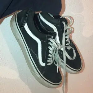 Old school vans! De är väl andvända utan direkt slitningar, kan tvättas upp! ❤️köparen står för frakt! 💕 