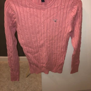 Gant - Gants eftertraktade ribbstickade tröja i storlek XS. Endast upptvättad. Frakt ingår.