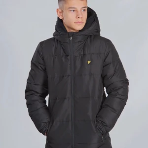 Lyle & Scott jacka - Säljer en svart Lyle & Scott jacka då den blivit för liten, använd en vinter, nypris 1599kr