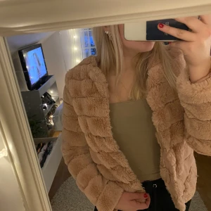 Rosa fluff jacka - Aldrig använd! Prislappen är kvar! Nypris 499kr