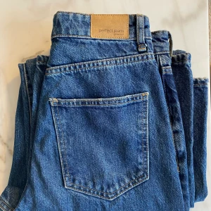 Populära Idun wide jeans från Gina i storlek 38 - Superfina jeans men säljer då dom är för långa i benen, endast testade! Slutsålda i butik.