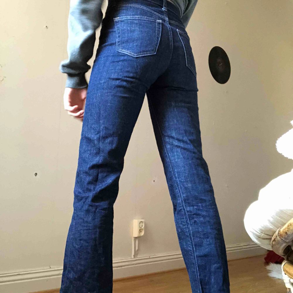 Jeans från Uniqlo men köpta på arkivet. Står ingen storlek, men de passar mig som brukar ha xs ochw de är väldigt stretchiga. Rak modell och slutar vid anklarna på mig som är 166cm. Säljer pga att jag har för många jeans.. Jeans & Byxor.