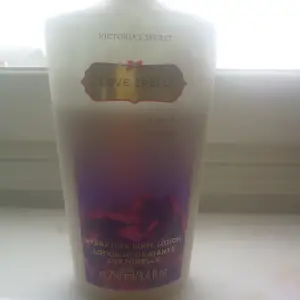 Säljes en victoria secret body lotion I smaken love spell. På andra bilden kan man de hur mycket den har kvar. Den luktar super gott!!!