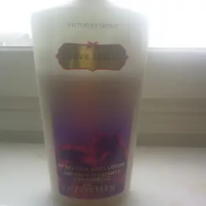 Säljes en victoria secret body lotion I smaken love spell. På andra bilden kan man de hur mycket den har kvar. Den luktar super gott!!!