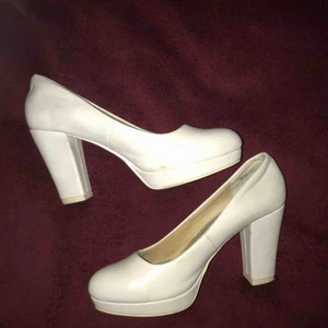  - Vita klack , använd fåtal gånger, ca 8cm klack, storlek 38 men väldigt tighta runt om foten så skulle nästan säga att det är en 37a, kan ej gå i dem längre tyvärr🤍 50kr