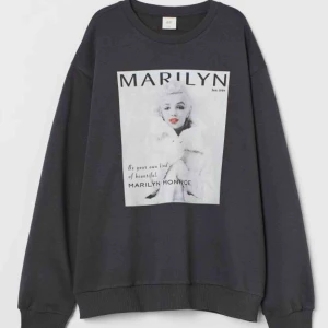  - Marilyn Monroe collagetröja storlek S. Stor i storlek. Passar S/M. Använd en gång. Frakt tillkommer 