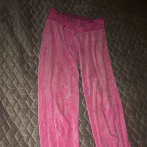  - Ett par mjukisar som har en matchande kofta som även säljs, bra skick.