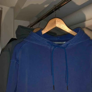  - Blå hoodie med fin naturlig blekning