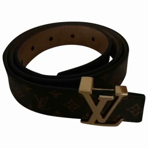  - Louis Vuitton skärp, köpt i somras på Louis Vuitton i Barcelona. Det är det mindre som är 3cm brett och längden är 75. Ser i princip oanvänt ut 😊 