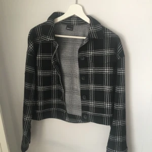  - Rutig jacka från Gina tricot storlek XS Har swish och kan frakta