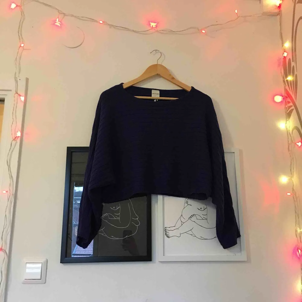 Skön marinblå stickad croptop från Monki💙 Vida armar och skön stor urringning. Kan mötas upp i Stockholm eller skicka (frakt ej inkl)! Kram. Toppar.