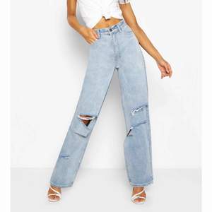 Helt nya (pris lapp finns kvar) jeans från Boohoo i storlek 36. Tyvärr för långa i benen för mig. Frakten ingår i priset!🥰