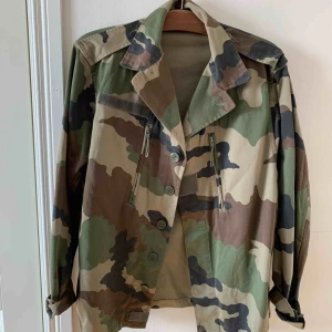  - Militärjacka med mudd på ryggen. Frakt 70kr