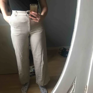 - Supersnygga manchesterbyxor från Monki. Säljer på grund av att de är för små och fått tag i ett par i rätt storlek. Använda men i gott skick, skrynkliga pga av användning men går lätt att stryka bort. 