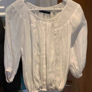  - Vit blus som har litet tecken på användning (syns på bild 3). Trådarna är knappt märkbara och går säkert att klippa bort om man vill☺️ 